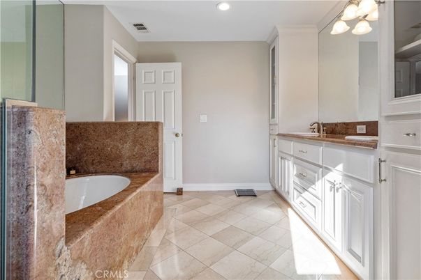 Bathroom, Dual Sink Vanities, Interior, Recessed Lighting