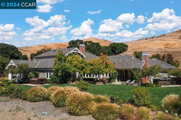 Backyard, Exterior, Facade, Hot Tub, Ranch