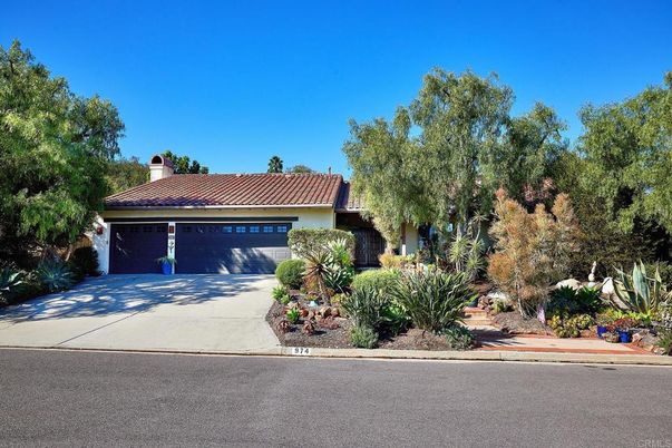 Attached, Exterior, Facade, Mediterranean