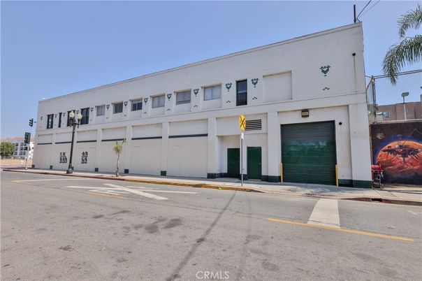 Attached, Exterior, Facade, Modern