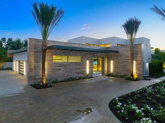 Attached, Backyard, Exterior, Facade, Modern
