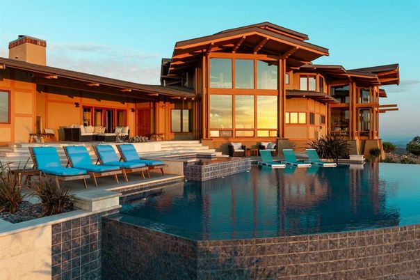 Exterior, Facade, Pool, Modern