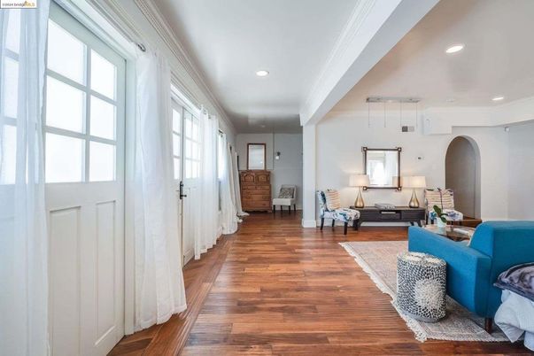 Interior, Living room, Pendant Lights, Recessed Lighting, Wood Texture Flooring