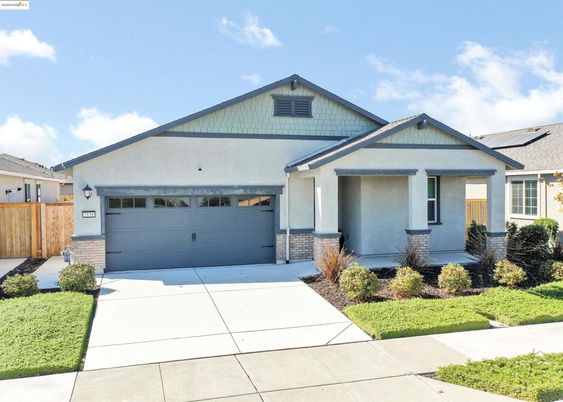 Attached, Exterior, Facade, Solar Panels, American Craftsman
