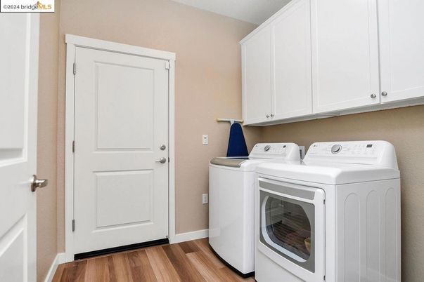 Interior, Washer, Wood Texture Flooring