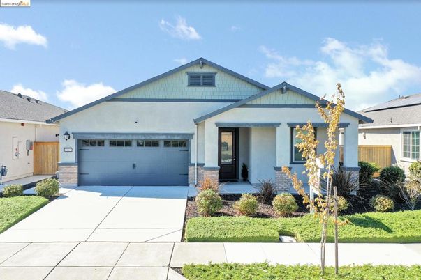 Attached, Exterior, Facade, American Craftsman