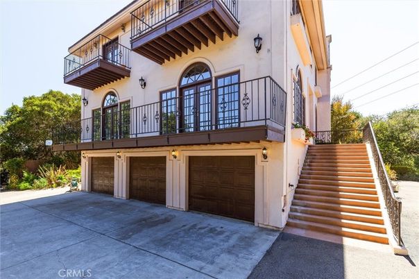 Attached, Exterior, Facade, Mediterranean