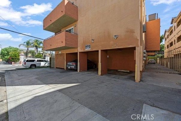 Exterior, Facade, None