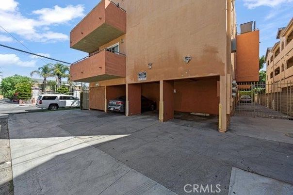 Exterior, Facade, None