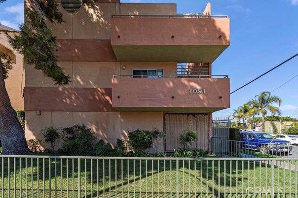 Exterior, Facade, Modern