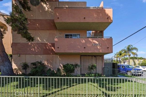 Exterior, Facade, Modern