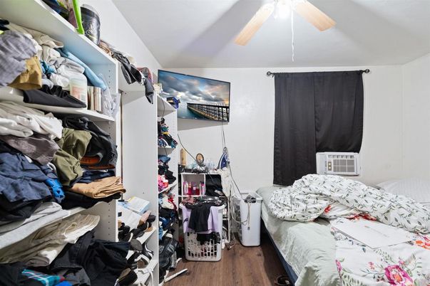 Interior, Walk-in Closets, Wood Texture Flooring