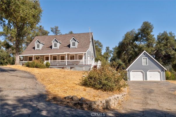 Attached, Exterior, Facade, Cape Cod