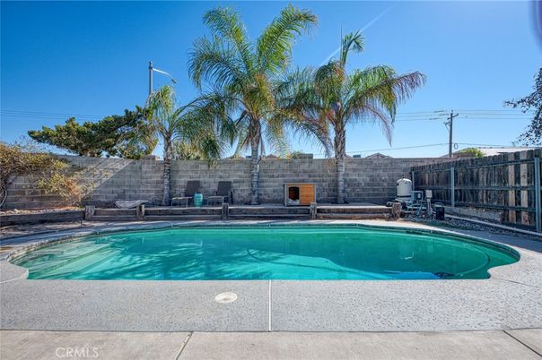 Exterior, Fireplace, Pool