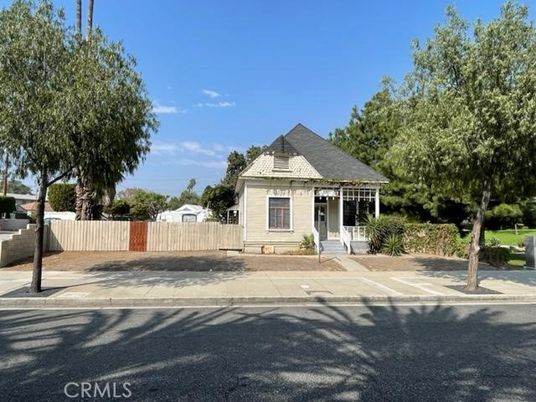 Backyard, Exterior, Facade, Queen Anne Victorian