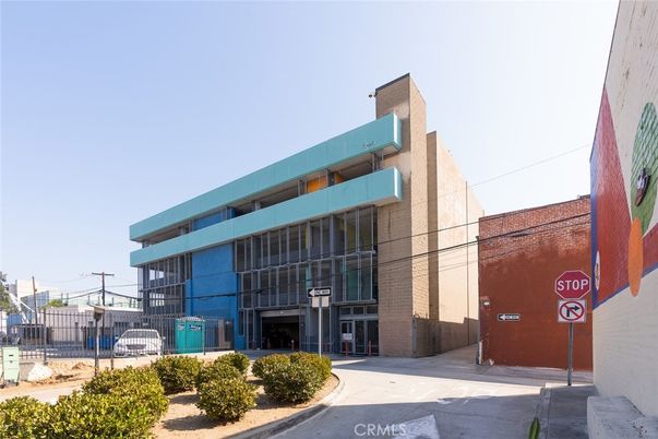 Exterior, Facade, Modern