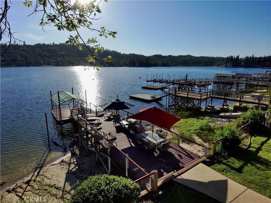 Exterior, Lake