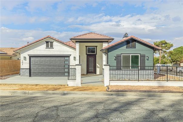 Attached, Exterior, Facade, Mediterranean