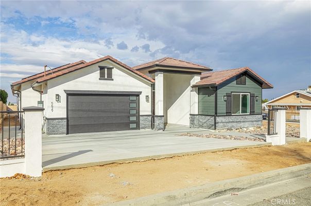 Attached, Exterior, Facade, Mediterranean
