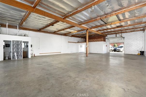 Garage, Interior, Washer, Wooden Beams