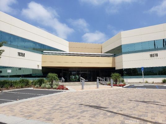 Exterior, Facade, Modern