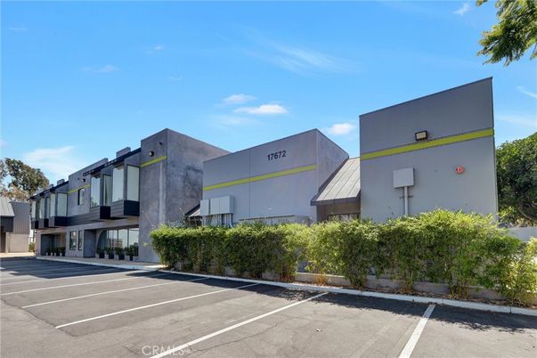 Exterior, Facade, Modern