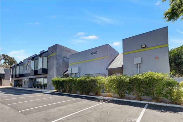 Exterior, Facade, Modern