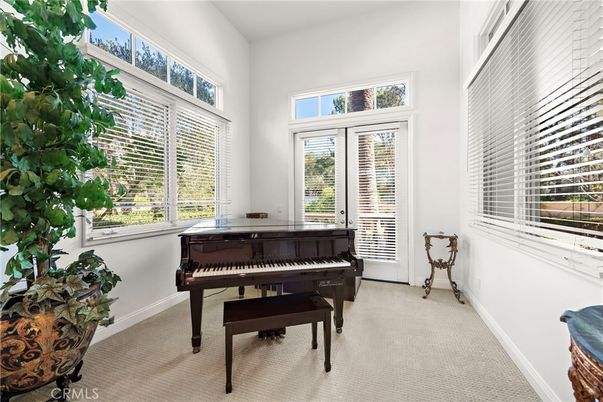Interior, Piano