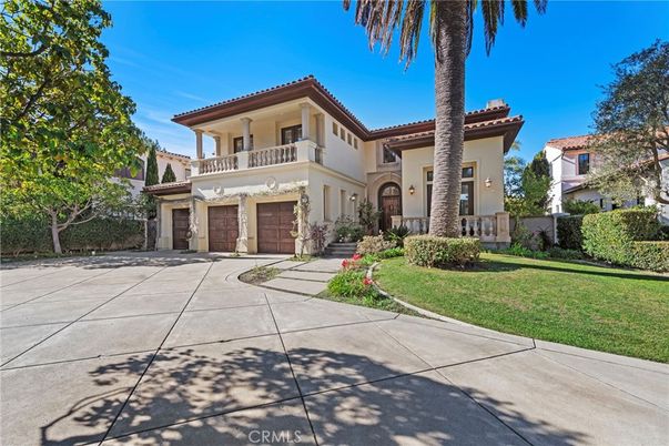 Attached, Exterior, Facade, Mediterranean
