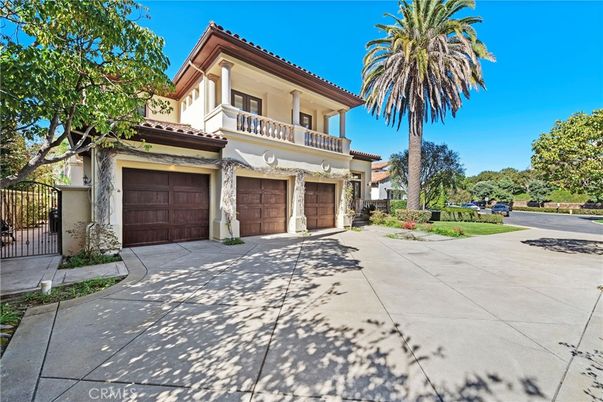 Attached, Exterior, Facade, Mediterranean