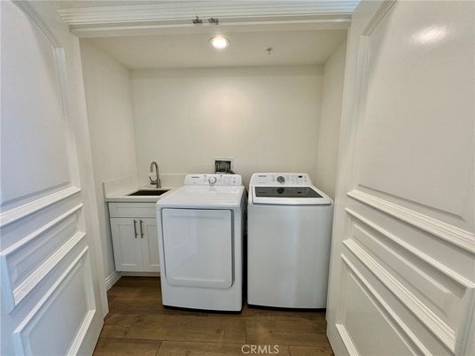 Interior, Recessed Lighting, Washer, Wood Texture Flooring