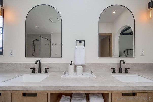 Bathroom, Dual Sink Vanities, Interior, Recessed Lighting