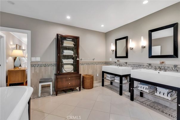 Bathroom, Dual Sink Vanities, Interior, Recessed Lighting