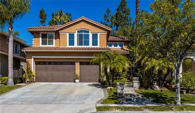 Attached, Exterior, Facade, Mediterranean