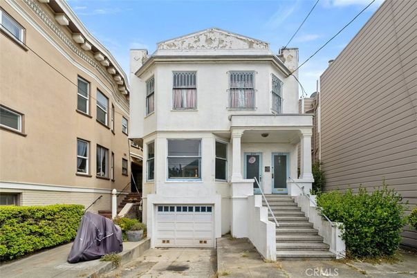 Attached, Exterior, Facade, Rowhouse