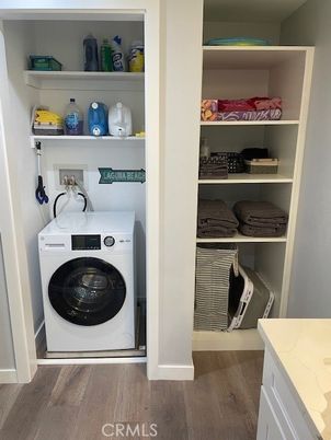 Interior, Utility Closets, Washer, Wood Texture Flooring