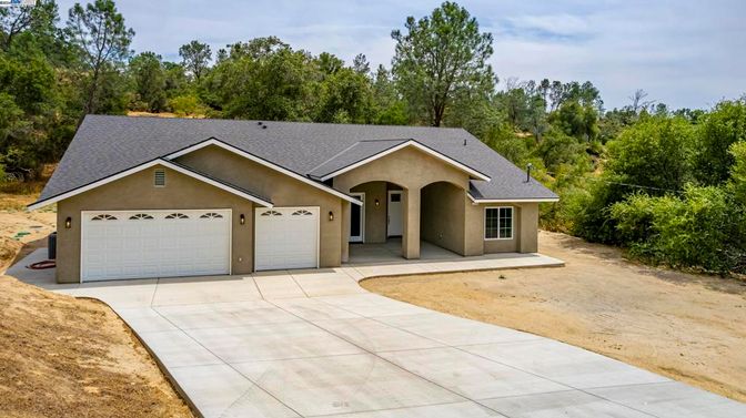 Attached, Exterior, Facade, Ranch