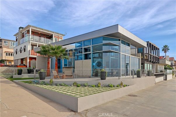 Exterior, Facade, Modern