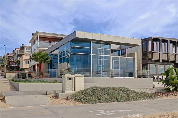Exterior, Facade, Modern