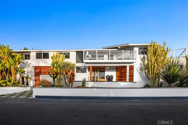 Exterior, Facade, Modern