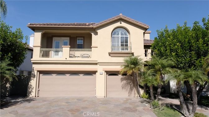 Attached, Exterior, Facade, Mediterranean