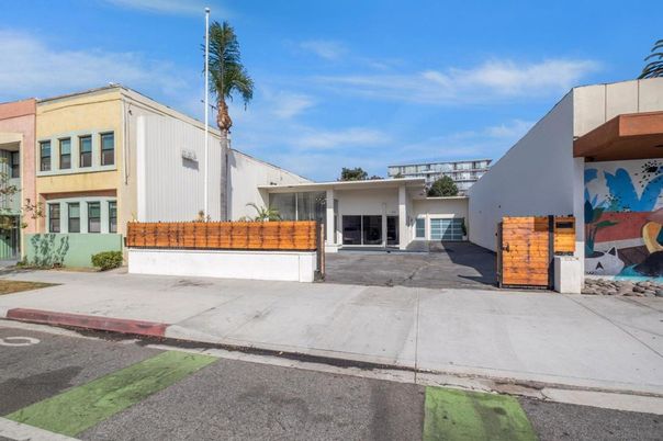 Exterior, Facade, Modern