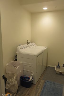 Interior, Recessed Lighting, Washer, Wood Texture Flooring