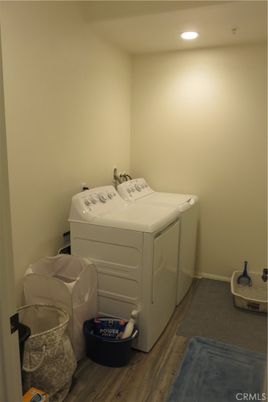 Interior, Recessed Lighting, Washer, Wood Texture Flooring