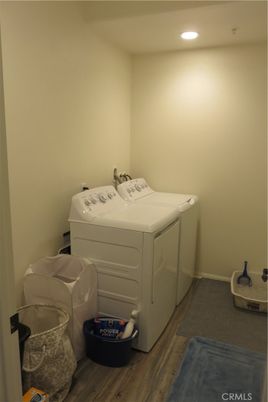 Interior, Recessed Lighting, Washer, Wood Texture Flooring