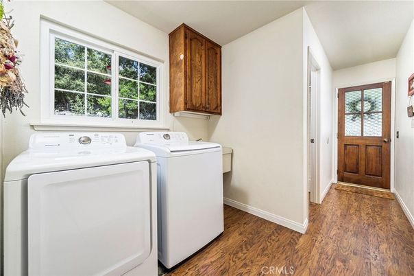 Interior, Washer, Wood Texture Flooring
