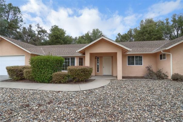 Attached, Exterior, Facade, Ranch