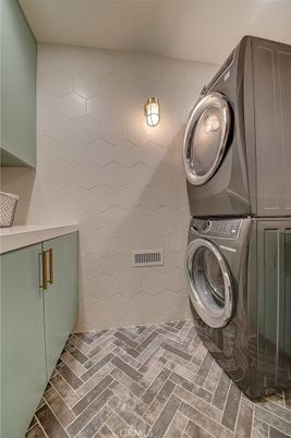 Interior, Washer, Wood Texture Flooring