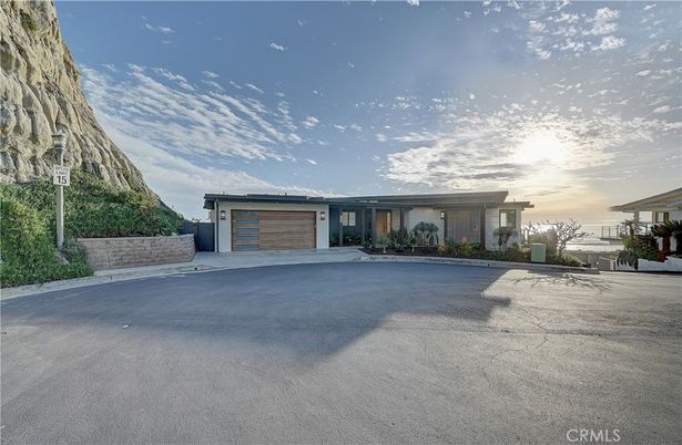 Attached, Exterior, Facade, Ranch