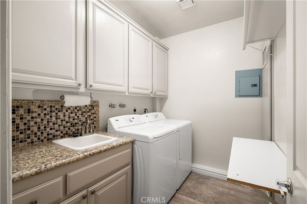 Interior, Washer, Wood Texture Flooring